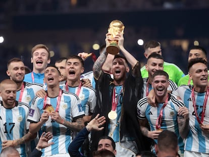 La selección de Argentina con la Copa del Mundo despues de ganar a Francia en la final del Mundial de Qatar en el estadio Lusail este domingo.