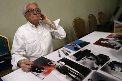 Robert Vaughn atende fãs em 2014