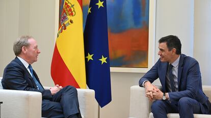 El presidente de Microsoft, Brad Smith, a la izquierda, reunido con el presidente del Gobierno Pedro Sánchez, esta tarde en La Moncloa.