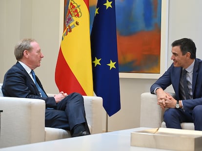 El presidente de Microsoft, Brad Smith, a la izquierda, reunido con el presidente del Gobierno Pedro Sánchez, esta tarde en La Moncloa.