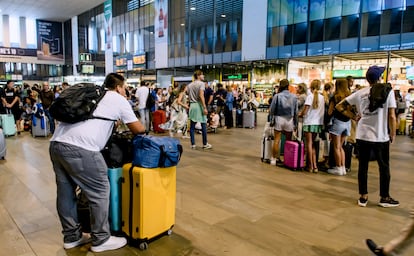 Viajeros en la estación de Santa Justa en Sevilla, este lunes. 