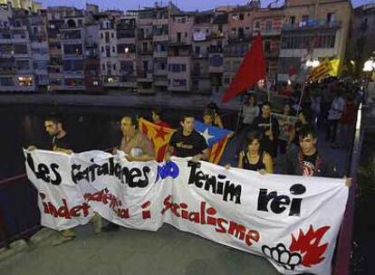 Marcha de nacionalistas en contra de la Monarquía celebrada ayer en Girona.