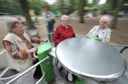 Imagen de tres mujeres jugando en una máquina diseñada para ancianos en un parque de Frankfurt (Alemania). EFE/Archivo