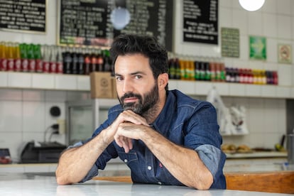 Pablo Cruz, que interpreta a Roberto Gómez Bolaños, en la cafetería y tortas La Perla, en Ciudad de México el 21 de mayo del 2025.