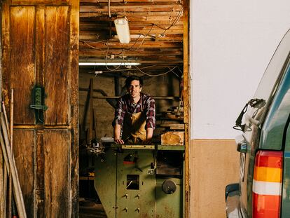 Javier Camino, en su taller del valle del Huerna (Asturias).