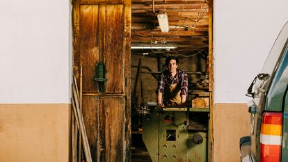 Javier Camino, en su taller del valle del Huerna (Asturias).