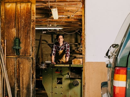 Javier Camino, en su taller del valle del Huerna (Asturias).