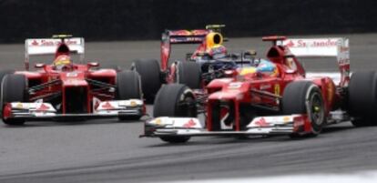 Vettel, entre Massa y Alonso, en un instante de la carrera.