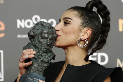Carolina Yuste besa su Goya a mejor actriz de reparto.