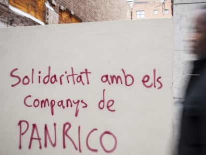 Pintada en solidaridad con los trabajadores de Panrico en el pasaje de Flaugier, en Barcelona