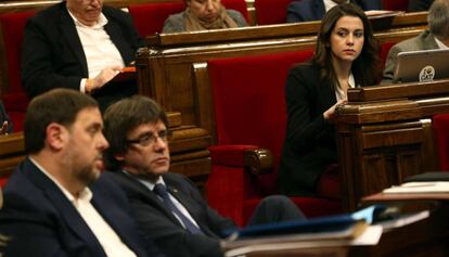 Inés Arrimadas observa Oriol Junqueras i el president Carles Puigdemont.