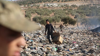 Fuegos y un vertedero junto a una zona boscosa de Idlib, en el noreste de Siria, en 2020.