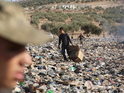 Fuegos y un vertedero junto a una zona boscosa de Idlib, en el noreste de Siria, en 2020.