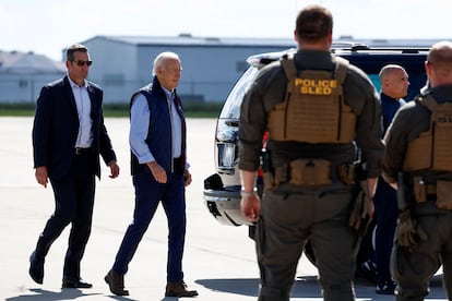 El presidente de Estados Unidos, Joe Biden, camina sobre la pista del Aeropuerto Internacional Greenville-Spartanburg, para evaluar los daños de la tormenta y reunirse con funcionarios tras el huracán 'Helene', en Greer, Carolina del Sur.