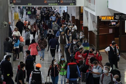 Viajeros en tránsito en el Aeropuerto Internacional Benito Juárez de Ciudad de México.