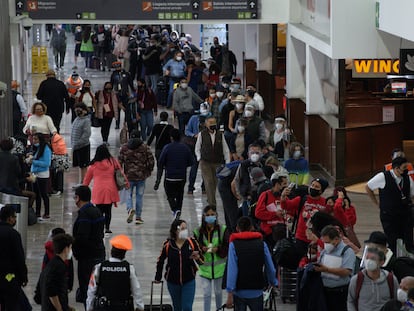Turistas esperan para abordar su vuelo en el AICM de la Ciudad de México, el 22 de Diciembre de 2020.