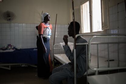 “En mis fotos solo hay un niño en el hospital y este es un caso que me llamó la atención porque también el padre estaba muy implicado, algo raro porque generalmente solo está la madre”. Arango se refiere a Suleiman, el niño de la imagen (sobre la espalda de su madre), de seis meses. Sufre desnutrición aguda con complicaciones médicas y en el momento de tomar la imagen, llevaba una semana internado en el hospital de Darah. “Estos padres tienen otros siete hijos que están en casa y este tiene desnutrición aguda. Dos de ellos también la padecen, pero pueden ser tratados en casa y los está cuidando la abuela”.