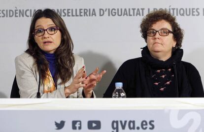 La vicepresidenta valenciana Mónica Oltra y, a la derecha, Mar Ortega, de Lambda.