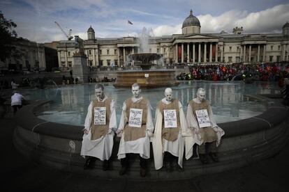 Manifestantes por el cambio climático se manifiestan en Trafalgar Square, Londres. 
