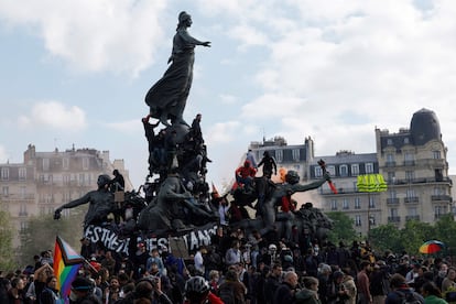 Los manifestantes se reúnen en la Plaza de la Nación durante una manifestación el Primero de Mayo (Día del Trabajo), para conmemorar el día internacional de los trabajadores. 