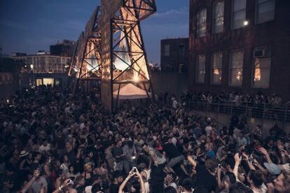 La multitud alrededor de la Party Wall, en el patio del MoMA PS1.