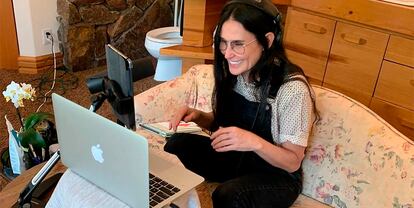 Demi Moore en su inclasificable cuarto de baño.