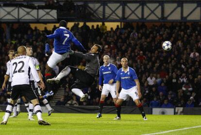 Edu se anticipa a César y marca de cabeza el tanto del Glasgow Rangers.