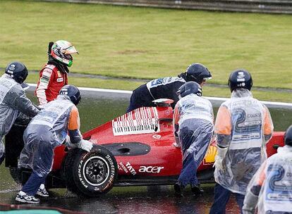 Bajo la lluvia, el piloto italiano, sustituto de Felipe Massa, no pudo completar la 'pole', y partirá último