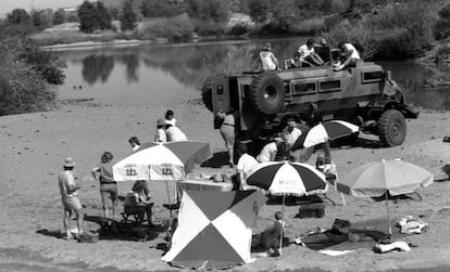 Las familias de los reclutas militares sudafricanos hacen un picnic en el río Cunene cerca de la frontera con Angola en 1987.