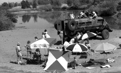 Las familias de los reclutas militares sudafricanos hacen un picnic en el río Cunene cerca de la frontera con Angola en 1987.