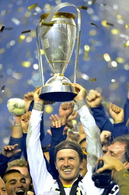 Beckham alza la Copa de la MLS, la Liga estadounidense de fútbol, ganada en noviembre de 2011.