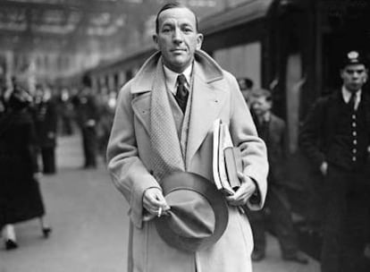 Noel Coward, en la estación londinense de Waterloo en mayo de 1937. 