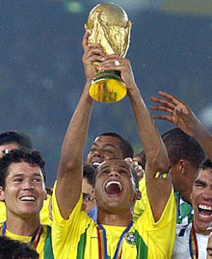 El delantero del Brasil Rivaldo levanta la copa de campeones del mundo en el Mundial 2002.
