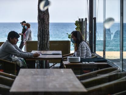 Clientes en un restaurante del Paseo Maritimo de Platja d’Aro.