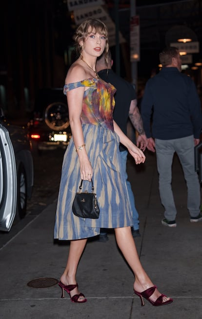 Hace unos das veamos a Taylor Swift de nuevo con bolso de Vivienne Westwood, dise?adora que tambin ha trabajado para ella creando algunos de los looks que ha lucido sobre el escenario en 'The Eras Tour'.