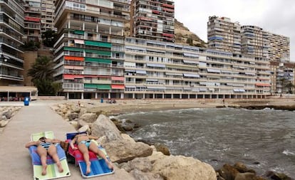 Una vista del edificio Torre Alacant, en primera l&iacute;nea de la playa de L&rsquo;Albufereta.