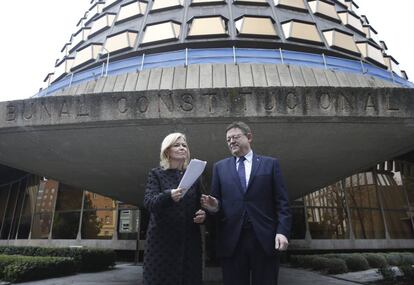 El presidente del Consell, Ximo Puig, con la consejera de Justicia frente al Tribunal Constitucional.