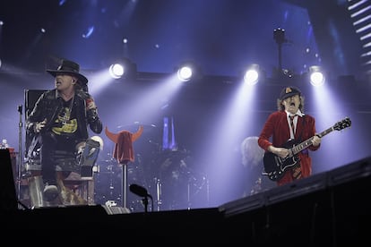 Axl Rose, postrado por una lesión en el pie, a la izquierda junto a Angus Young durante el concierto en Sevilla