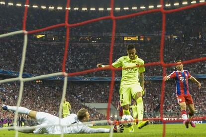 Neymar anota el primer gol del Barça frente al Bayern en el Allianz Arena.