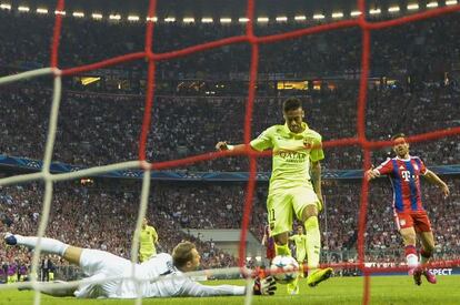 Neymar anota el primer gol del Barça frente al Bayern en el Allianz Arena. 