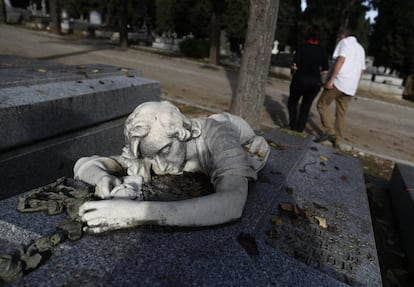 El camposanto de La Almudena ha estado gestionado durante los últimos 24 años por una empresa privada después de que en 1992 el Ayuntamiento de Madrid —gobernado entonces por el PP— vendiense el 49% de la funeraria municipal por 100 pesetas a Funespaña. La concesión terminó el pasado septiembre y la gestión de le empresa, desde entonces, es municipal. Para Javier Jara, autor del blog Cementerios de Madrid y secretario de la Asociación Cementerios, la necrópolis sufrió estas dos últimas décadas un estado de abandono absoluto. En la imagen, una escultura de Mariano Benlliure: una doliente, una figura de piedra que representa el dolor eterno de una viuda, Pilar Rubio, por la muerte de su marido, Santiago Núñez.