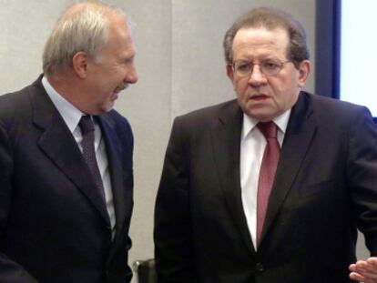 Ewald Nowotny, consejero del BCE, con el vicepresidente, Vítor Constâncio.