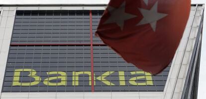 Una bandera de la comunidad madrileña ondea ante la sede de Bankia.