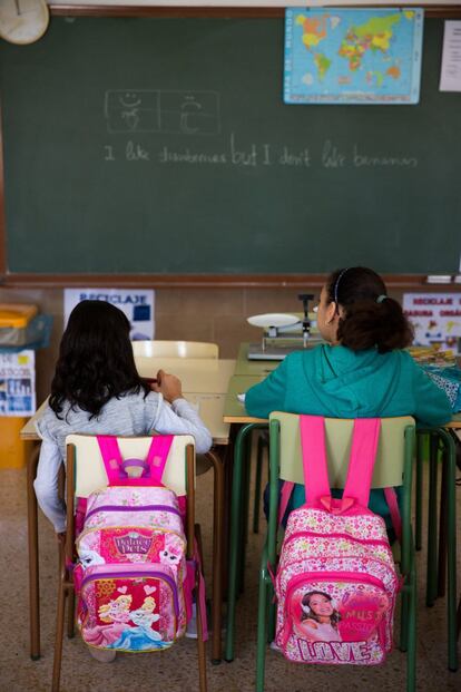 Yassmin y Fidaf, las hijas de Said y Omkeltoum de 12 y ocho años, la semana pasada en la escuela de Visiedo. Otros hijos de inmigrantes extranjeros comparten con ellas aula en el Centro Rural Agrupado, una estructura de educación infantil y primaria que reúne a niños de diferentes edades en la misma clase. "Aquí nos integramos todos, es difícil pero también bonito", dice una de las maestras.