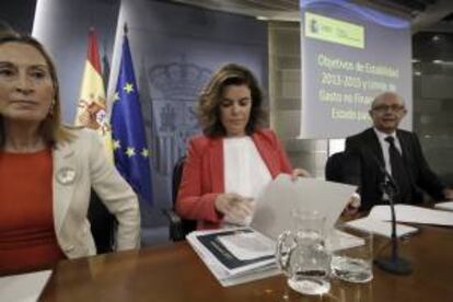 La vicepresidenta del Gobierno, Soraya Sáenz de Santamaría (c); y los ministros de Fomento, Ana Pastor, y de Hacienda, Cristóbal Montoro, durante la rueda de prensa posterior a la reunión del Consejo de Ministros que hoy ha analizado las previsiones macroeconómicas para el próximo año y el techo de gasto que servirán de base para la elaboración de los Presupuestos Generales del Estado de 2013.