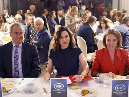 El presidente de la Asamblea de Madrid, Enrique Ossorio y la secretaria general del PP, Cuca Gamarra a los lados de Isabel Díaz Ayuso, este lunes en el desayuno.