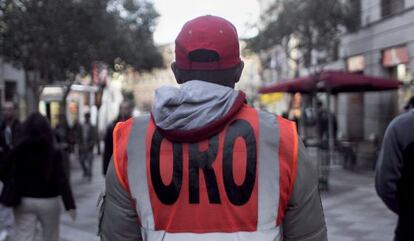 Un hombre anuncia un establecimiento dedicado a la compraventa de oro. 