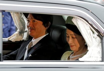 Akihito, de 85 años, vestido con ropas tradicionales siguiendo un diseño del siglo IX, cumplió con el ritual en tres edificios sintoístas dentro del complejo del Palacio Imperial, en Tokio. En la imagen, el príncipe Akishino y la princesa Kiko, a su llegada al Palacio Imperial.