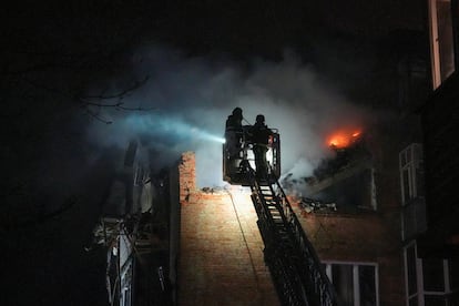 Los bomberos trabajan para extinguir un incendio tras un ataque ruso con drones en Chernihiv, este domingo.