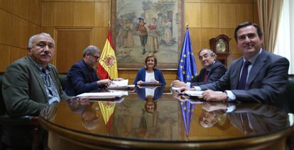 La ministra de Empleo, Fátima Báñez, con los secretarios generales de UGT, Pepe Álvarez, y CC OO, Unai Sordo, y los presidentes de CEOE, Juan Rosell, y Cepyme, Antonio Garamendi